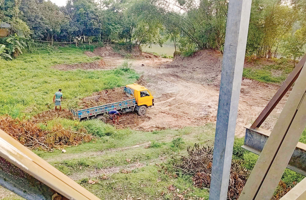 মৌলভীবাজারের কমলগঞ্জ: টিলা-ছড়া কেটে বালু ও মাটি
লুট, নির্বিকার প্রশাসন