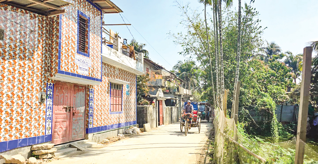 সরকারি জমি দখলে নিয়ে নির্মিত পাকা ভবন। সম্প্রতি বরগুনার পাথরঘাটা সদর ইউনিয়নের ৭ নম্বর ওয়ার্ডে। ছবি: আজকের পত্রিকা
