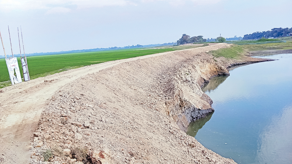 হাওর রক্ষা বাঁধ: কাজ শেষ হয়নি, শঙ্কায় কৃষক