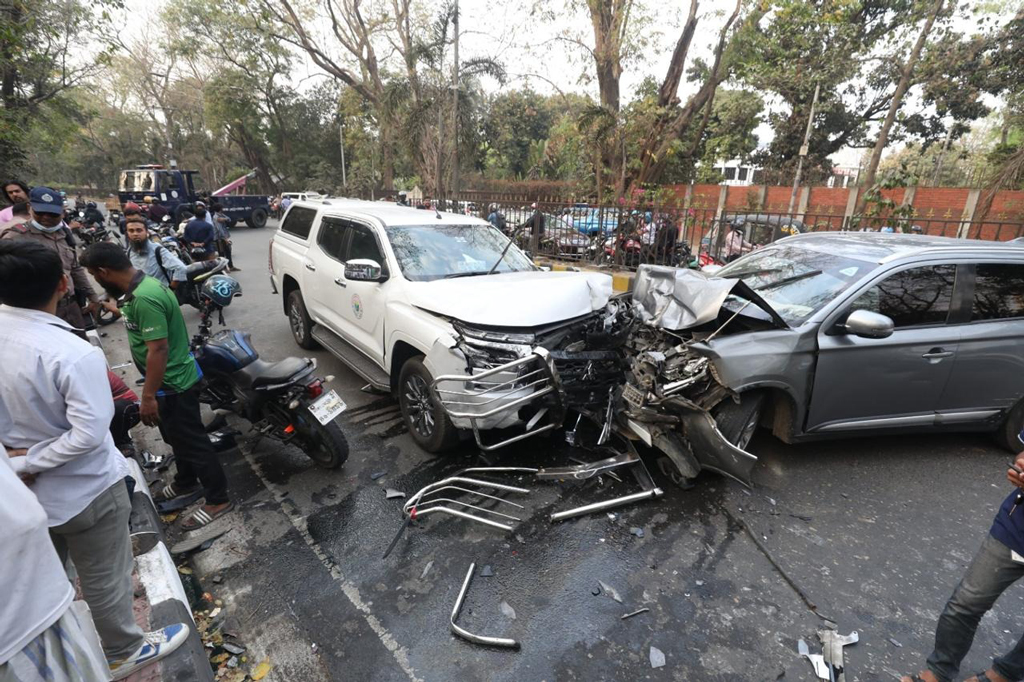 যমুনার সামনে মুখোমুখি সংঘর্ষে বেহাল দুই সরকারি গাড়ি, থানায় নিল পুলিশ