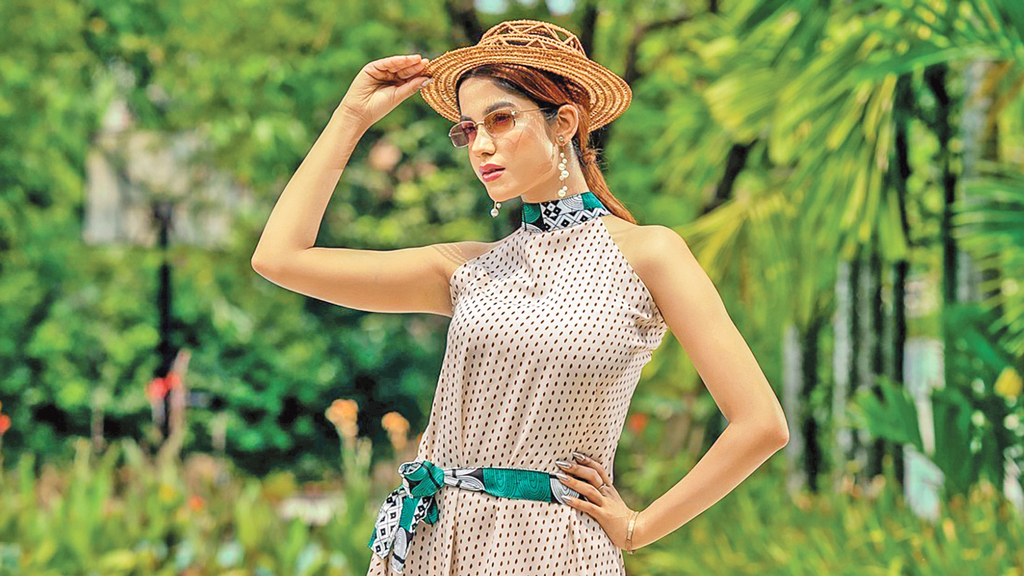 রিসোর্টে রঙিন পোশাকে