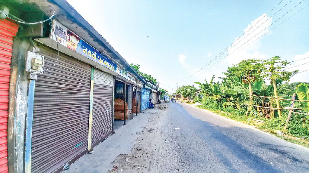 চাঁদপুরে অবৈধ স্থাপনায় সংকুচিত সড়ক, জনভোগান্তি