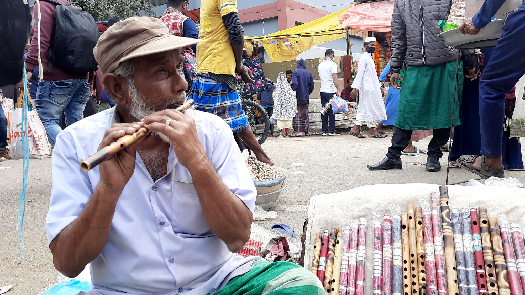 বাঁশি বাজানোর নেশায় ঘুরে বেড়ান ফজলুর রহমান 