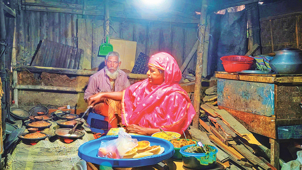 সন্ধ্যা হলেই ভিড় বাড়ে শীতের পিঠার দোকানে