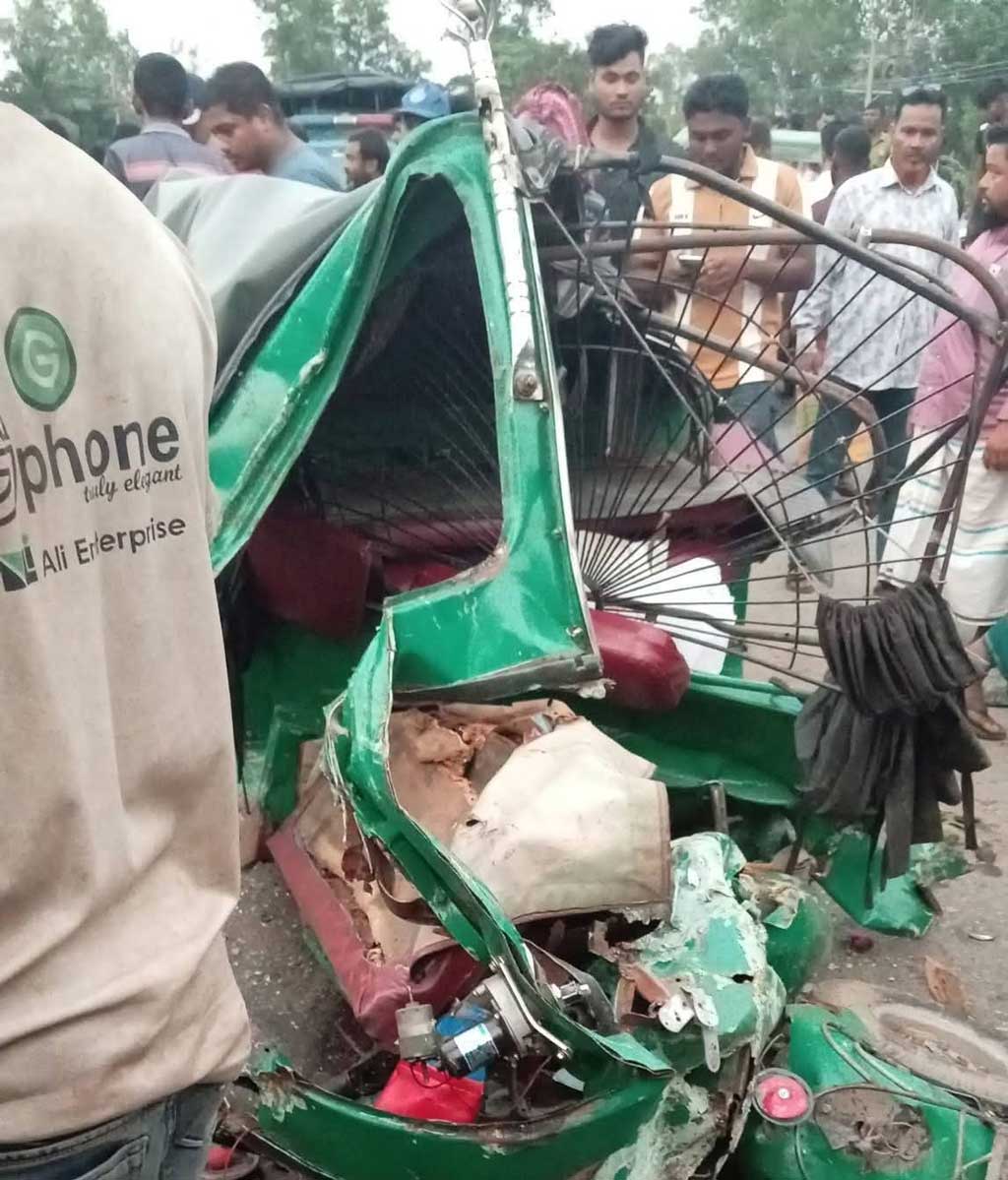 সিরাজগঞ্জে বাসচাপায় সিএনজিচালিত অটোরিকশার ৩ যাত্রী নিহত