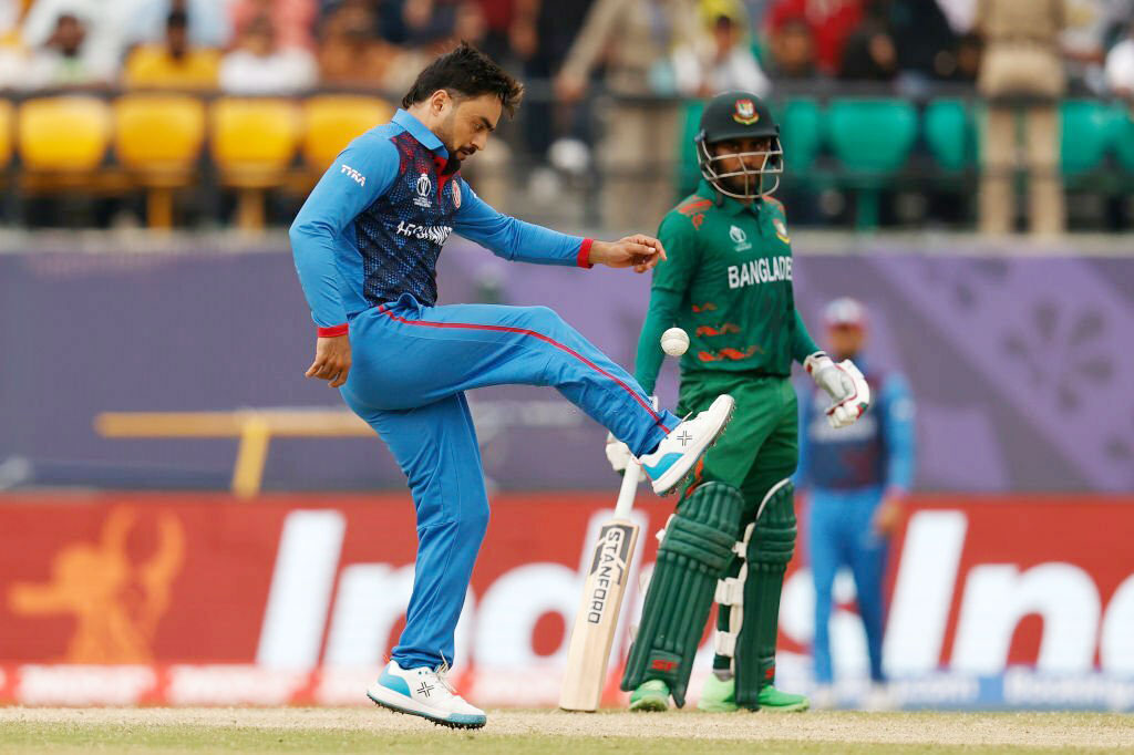 রশিদ খানের হতাশ এই দৃশ্যটাই আজ বাংলাদেশের বিপক্ষে আফগানিস্তানের প্রতীকী ছবি। ছবি: এএফপি