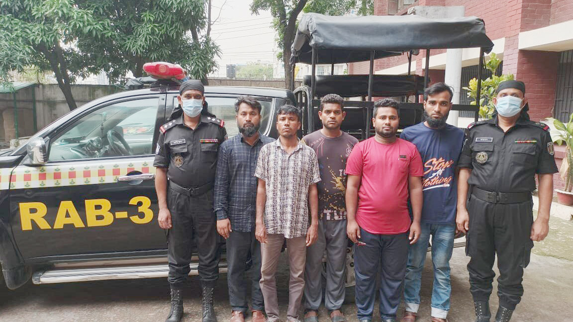 চাঁদাবাজ ও ছিনতাইকারী চক্রের ২৬ সদস্য গ্রেপ্তার