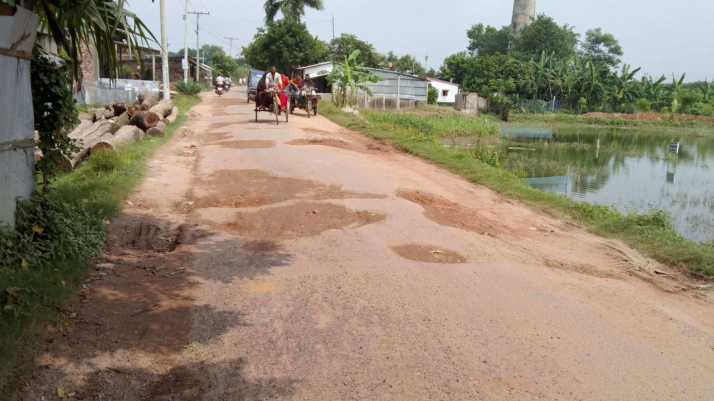 দলুয়া-পাটকেলঘাটা সড়কের খানাখন্দ, দুর্ভোগে ৫ ইউনিয়নের মানুষ 