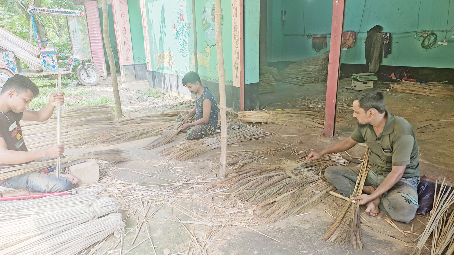 ফুলঝাড়ু বানিয়ে জীবিকা