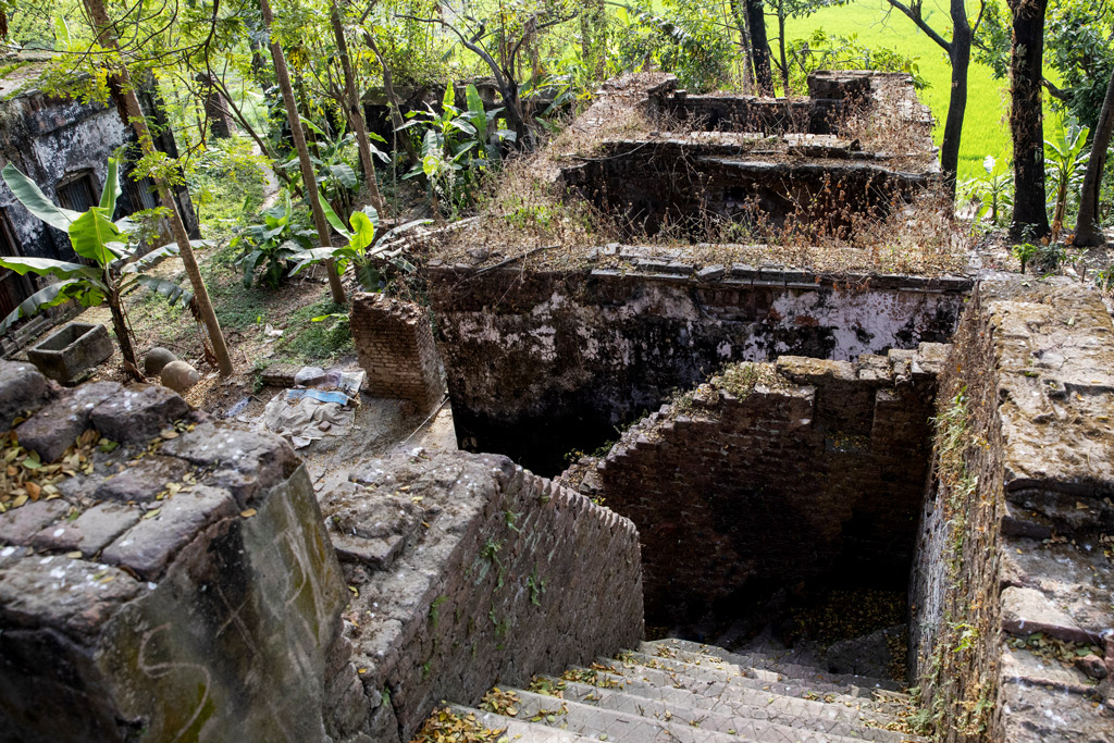 বাড়িগুলোর সামনের কিছু অবকাঠামো এখনো টিকে থাকলেও পেছনের অংশ এখন ধ্বংসের পথে।