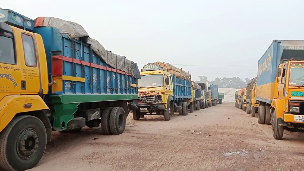 নাব্যতা-সংকট: লক্ষ্মীপুর-ভোলা ফেরি চলাচল ব্যাহত, দীর্ঘ যানজট