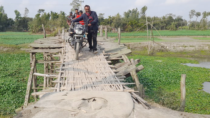 নড়বড়ে সাঁকোটিই চরাঞ্চলের ভরসা