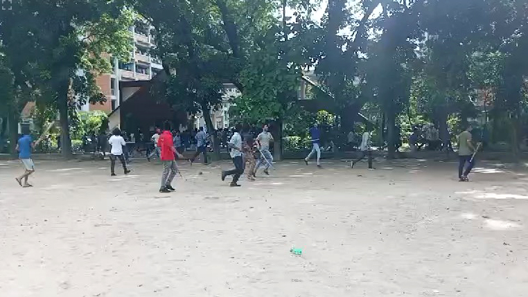 ঢাবিতে ছাত্রলীগ ও আন্দোলনরত শিক্ষার্থীদের পাল্টাপাল্টি ধাওয়া, আহত বেশ কয়েকজন