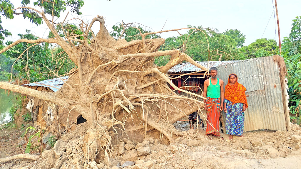 তিন দিন ধরে বসবাস  খোলা আকাশের নিচে