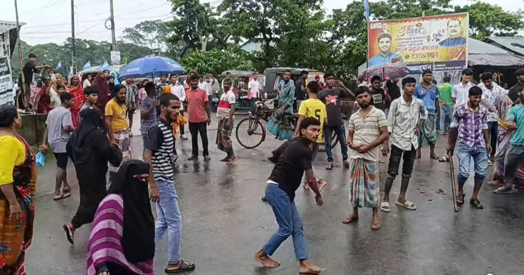 আগৈলঝাড়ায় মৃত্যুর গুজব ছড়িয়ে থানায় হামলা, পুলিশসহ আহত ১২