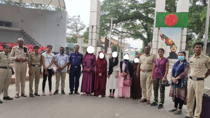 ভারতে নির্যাতনের শিকার সেই তরুণীকে জিজ্ঞাসাবাদ করছে পুলিশ