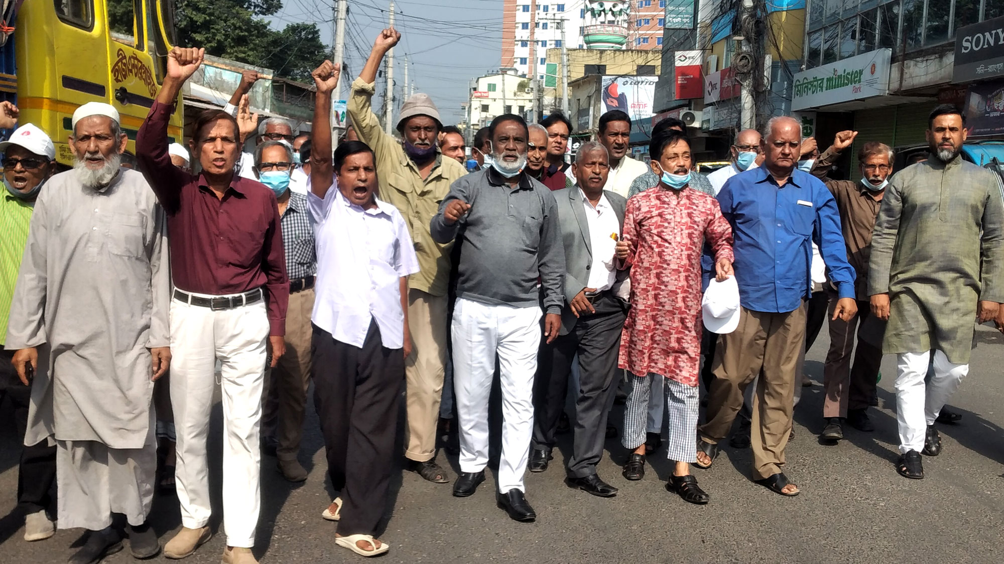 ঈশ্বরদীতে মুক্তিযোদ্ধার ওপর হামলার প্রতিবাদে বিক্ষোভ