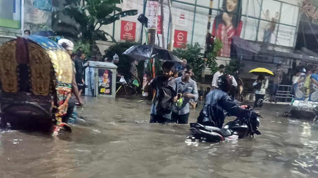 ঢাকায় ১১৩ মিলিমিটার বৃষ্টি, জলাবদ্ধতায় ভোগান্তি চরমে