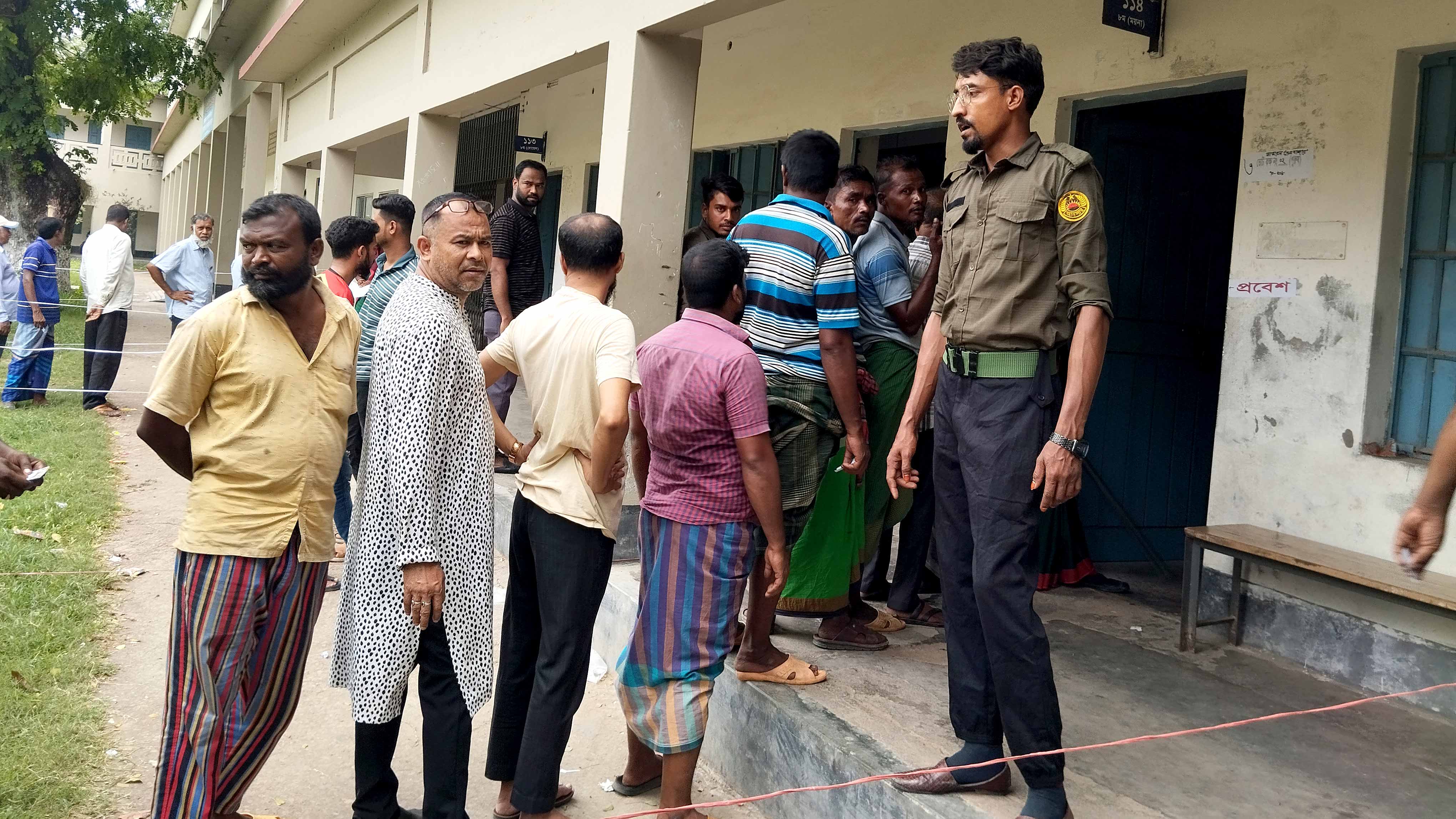 চৌগাছায় হাতুড়ি নিয়ে ভোটারদের ধাওয়া, যুবকের জেল-জরিমানা