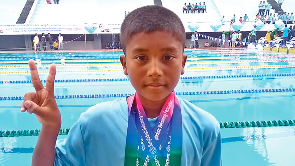 খুদে সাঁতারুর বাজিমাত