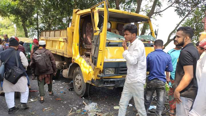 টঙ্গিবাড়ীতে সড়ক দুর্ঘটনায় মা-মেয়ের মৃত্যু