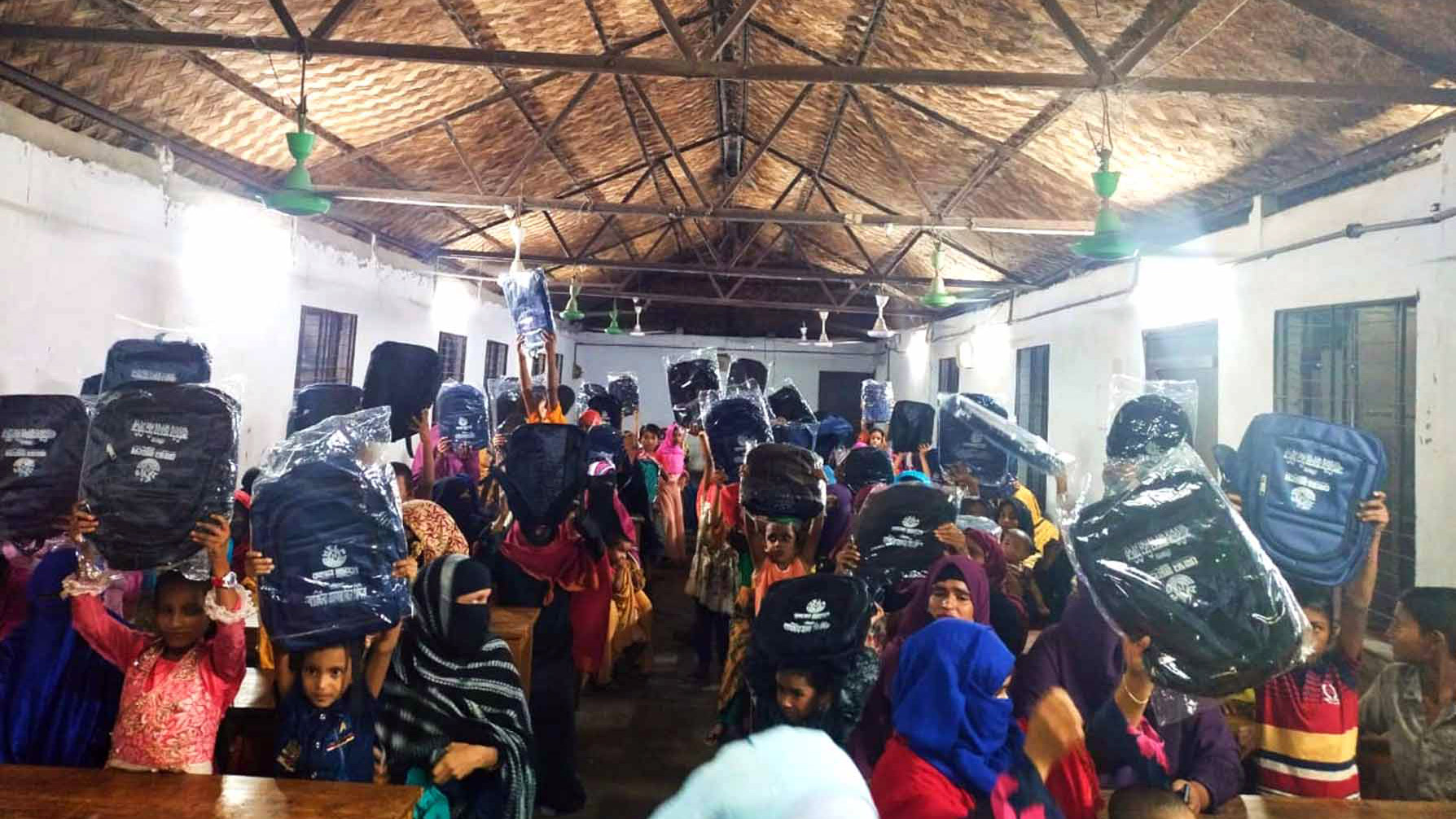 সুবিধাবঞ্চিত শিশুরা পেল স্কুলব্যাগ