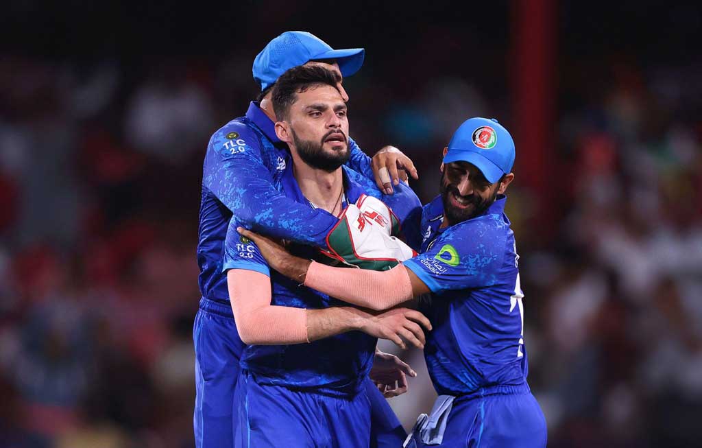 ১৪৯ রানের লক্ষ্য হলেও স্বস্তিতে ছিল না অস্ট্রেলিয়া। আফগানিস্তানের আক্রমণাত্মক বোলিংয়ে নিয়মিত বিরতিতে উইকেট হারাতে থাকে অজিরা। আফগান ক্রিকেটারদের এমন উচ্ছ্বাস করতে দেখা গেছে বারবার। ছবি: এএফপি