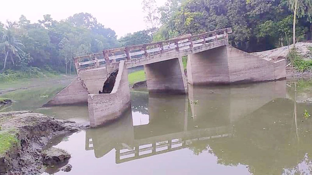 দুই বছর ধরে ভাঙা সেতুটি, দীর্ঘ পথ ঘুরে যাতায়াত