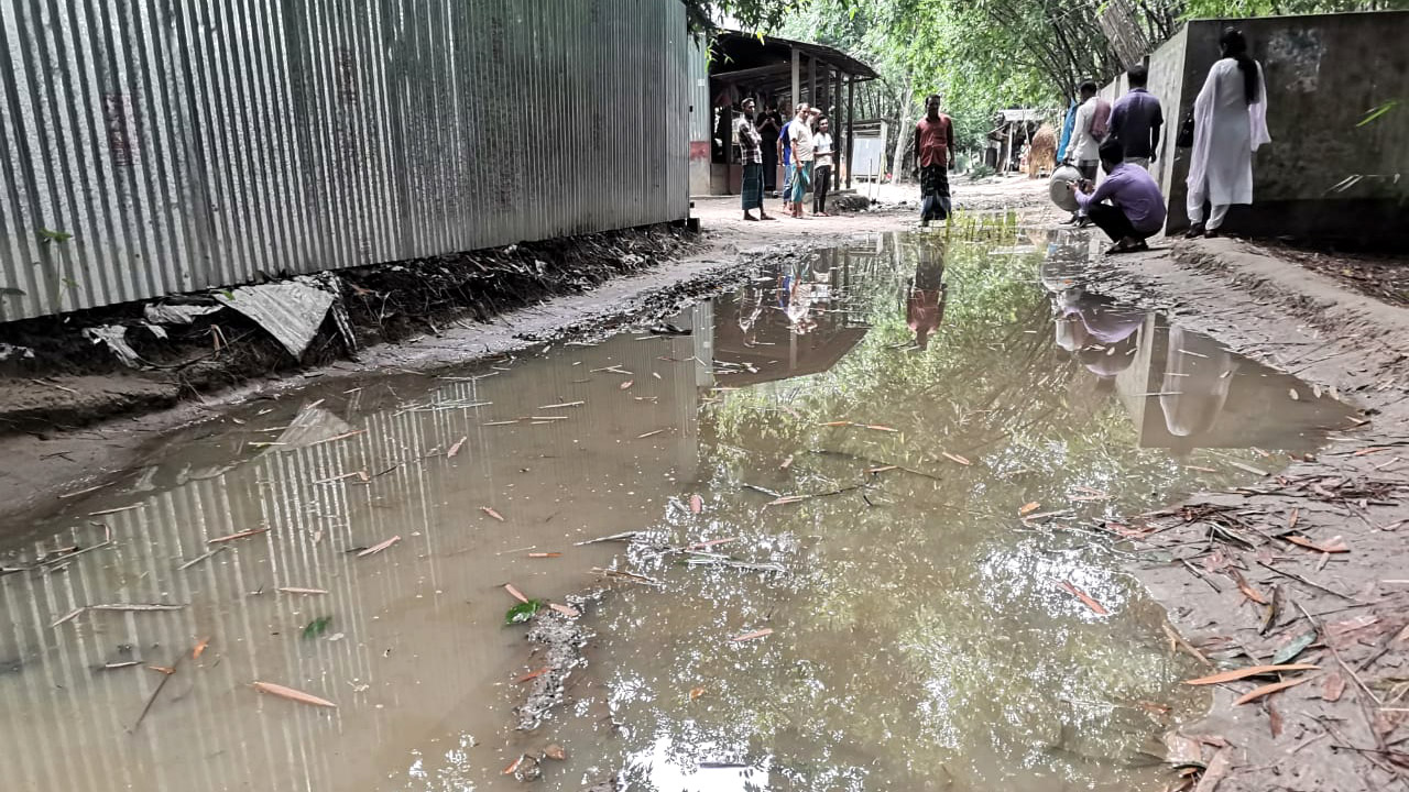 রাস্তা খোঁড়াখুঁড়িতে ভোগান্তি ১০ গ্রামের মানুষের