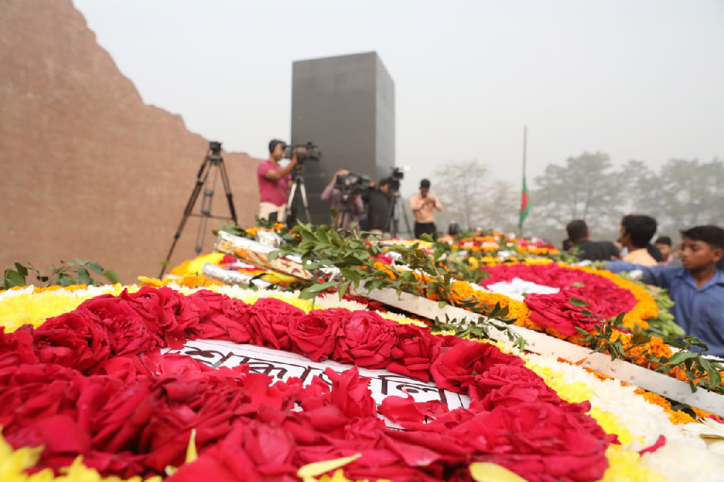 সর্বস্তরের মানুষ শ্রদ্ধায় নানা রঙের ফুলে ভরে যায় রায়েরবাজার বদ্ধভূমি। ছবি: জাহিদুল ইসলাম