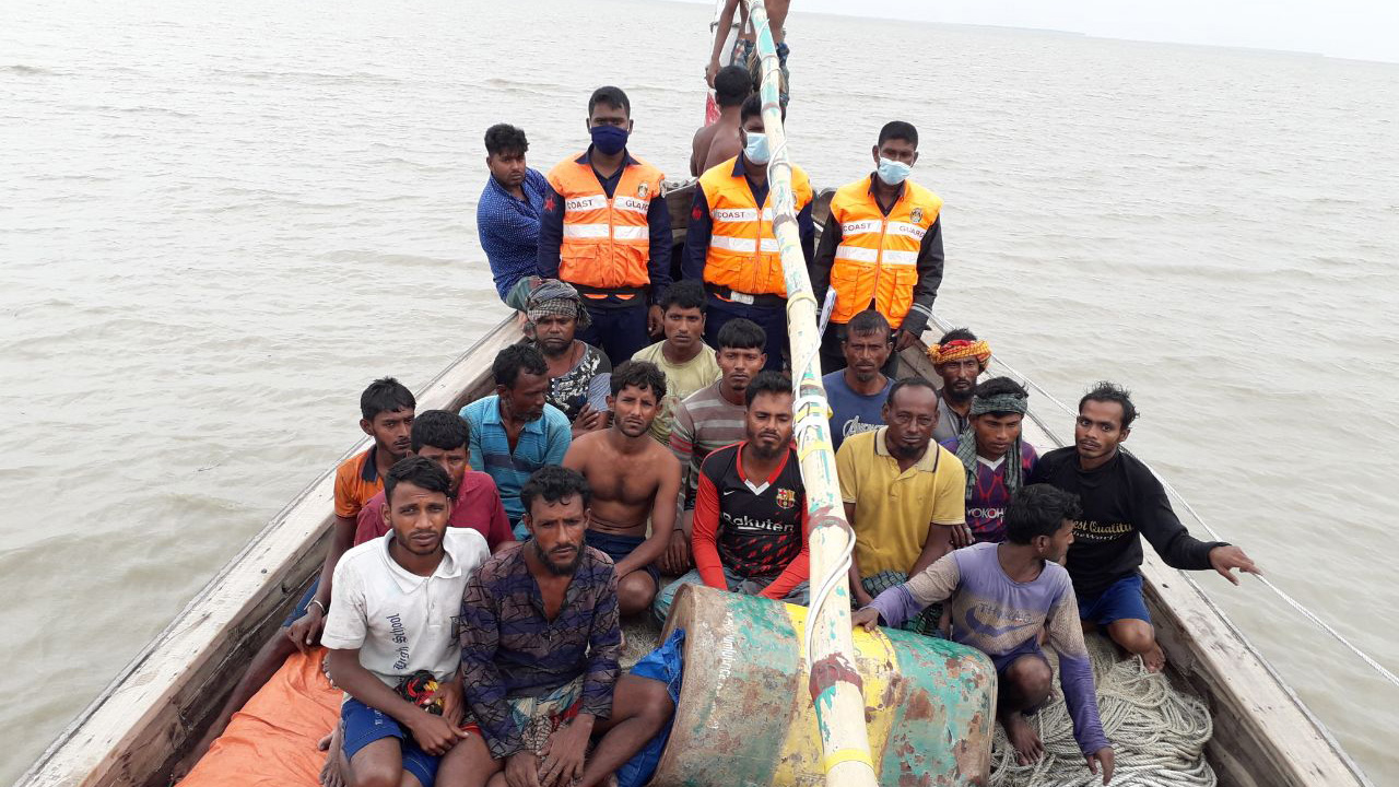 মেঘনায় ডুবে যাওয়া ট্রলারের ১৬ জেলেকে জীবিত উদ্ধার