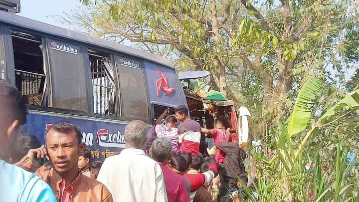 দিনাজপুরে দুটি বাসের মুখোমুখি সংঘর্ষ