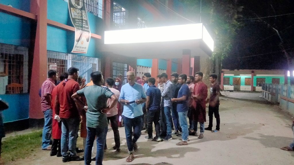 উচ্চ মাধ্যমিক পরীক্ষা দেওয়া হয়নি অর্ধশতাধিক শিক্ষার্থীর, সহকারী গ্রন্থাগারিকের বাড়িতে ইটপাটকেল নিক্ষেপ