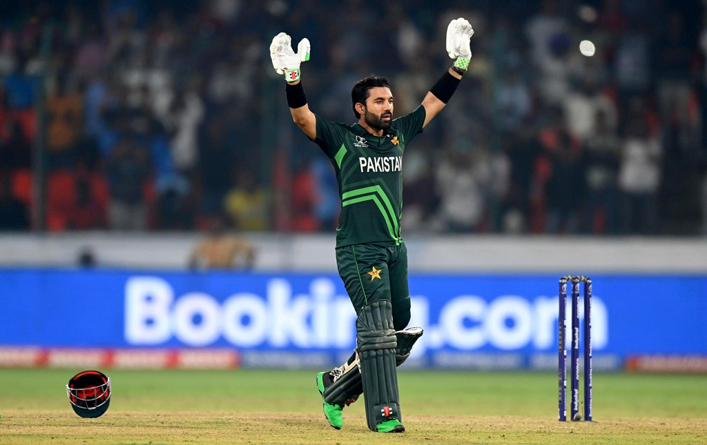 পায়ে টান পাওয়ার পরও লড়ে গেছেন মোহাম্মদ রিজওয়ান। হার না মানা ১৩১ রানের ইনিংস খেলে পাকিস্তানকে ম্যাচ জিতিয়েছেন উইকেটরক্ষক ব্যাটার। বিশ্বকাপে প্রথম সেঞ্চুরি করার পর তাঁর ট্রেডমার্ক উদ্‌যাপন। ছবি: এএফপি