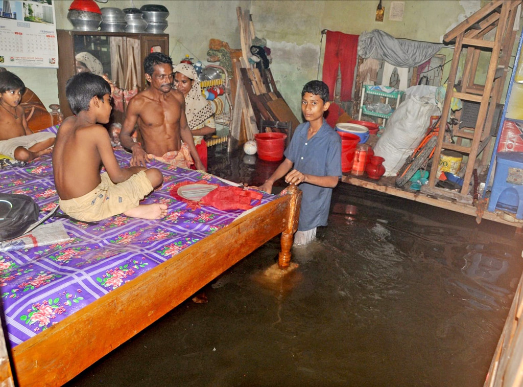 পানিবন্দী নিচু চট্টগ্রামের এলাকার মানুষজন। চরম দুর্ভোগে নগরবাসী। সোমবার চট্টগ্রাম নগরীর পশ্চিম বাকলিয়া মৌসুমি আবাসিক এলাকা, ডিসি রোড এলাকা থেকে তোলা ছবি।