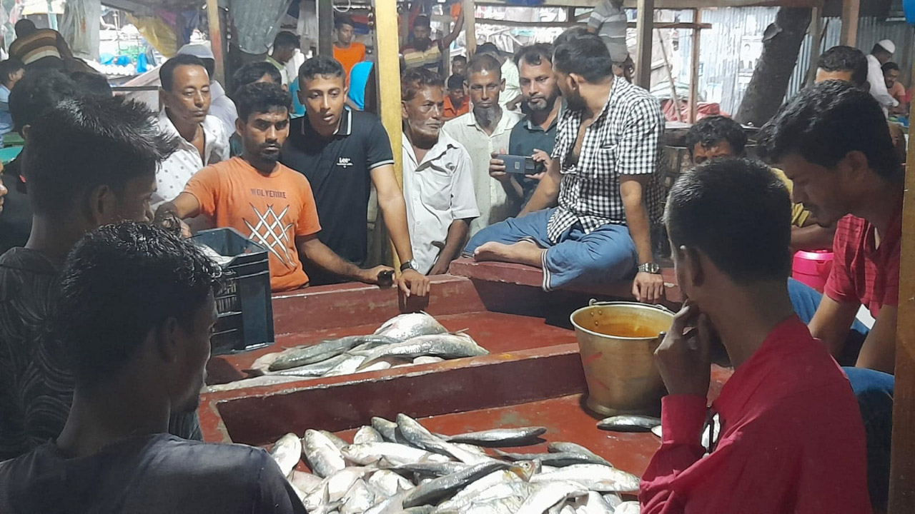 শেষ মুহূর্তে জমে উঠেছে রামগতির মাছের ঘাটগুলো 