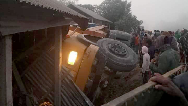 দেওয়ানগঞ্জে বসতঘরে ট্রাক উল্টে স্বামী-স্ত্রীর মৃত্যু 