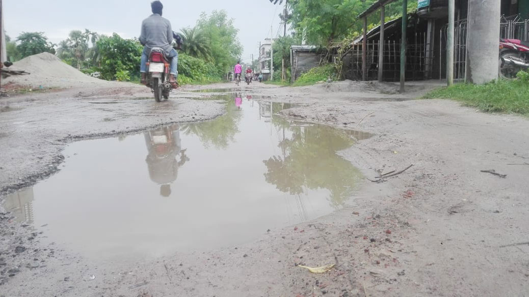 পাকা সড়ক যেন নালা