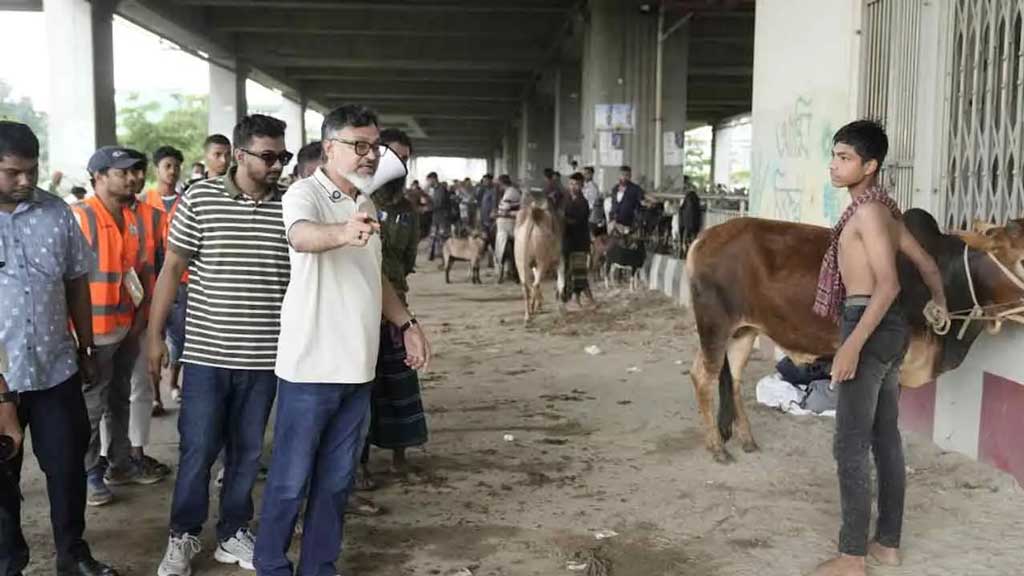 মেট্রো স্টেশনের নিচে পশুর হাট: অভিযান চালিয়ে সরিয়ে দিল পুলিশ
