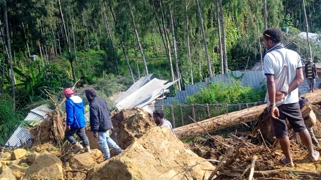 পাপুয়া নিউগিনিতে ভূমিধসে ৩ শতাধিক চাপা পড়ার আশঙ্কা