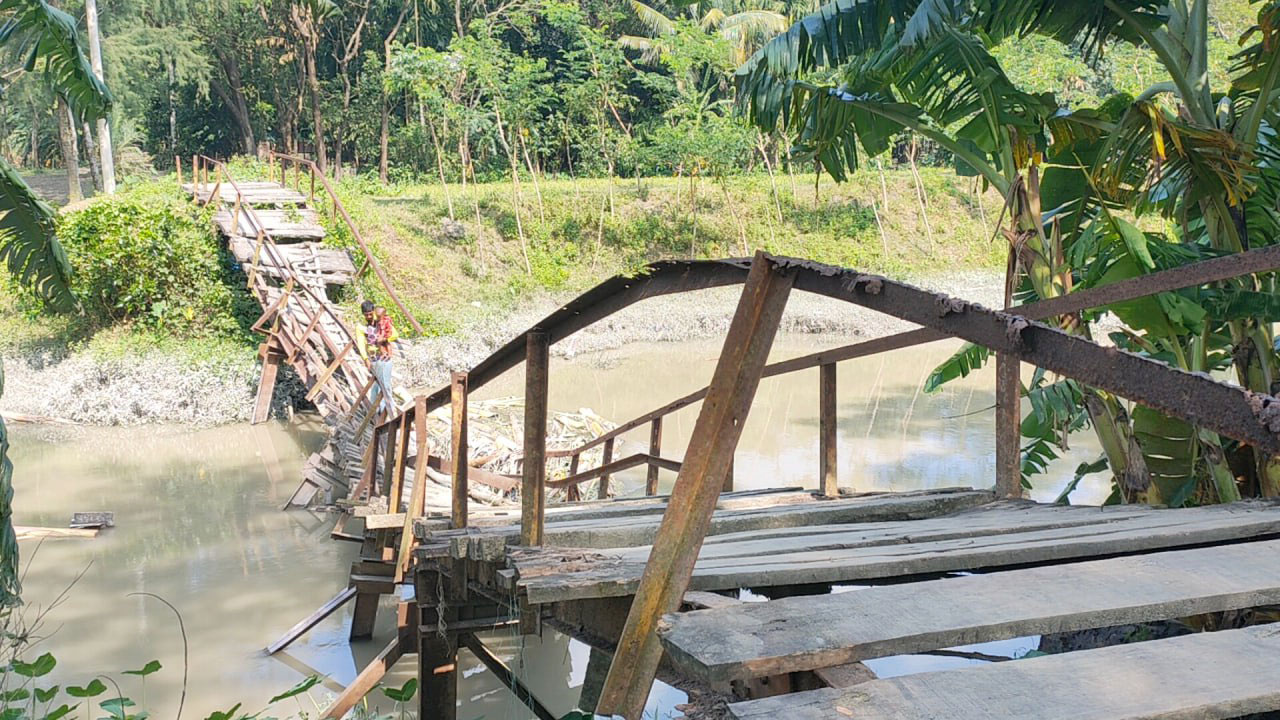 ‘দল পাল্টায়, বাঁশের সাঁকো আর সেতু হয় না’