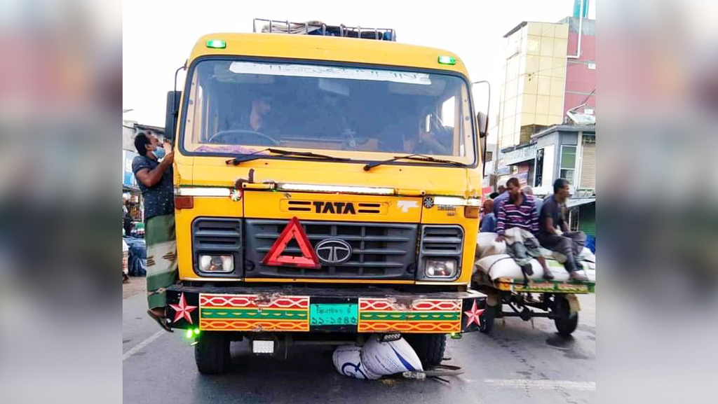 ট্রাকের সঙ্গে ধাক্কায় বাই সাইকেল আরোহী আহত