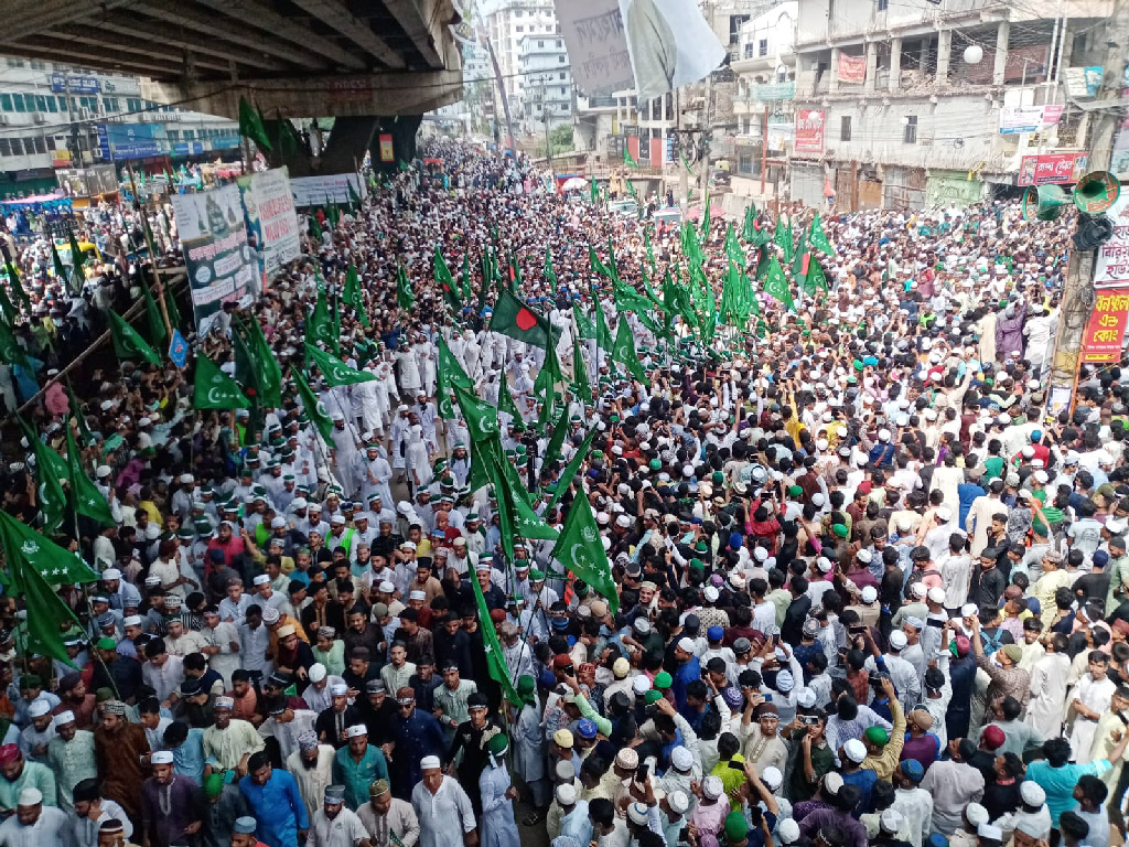 আঞ্জুমান-এ রাহমানিয়া আহমদিয়া সুন্নিয়া ট্রাস্ট আয়োজিত জশনে জুলুস। চট্টগ্রাম নগরীর মুরাদপুর মোড় এলাকা। ছবি: হেলাল সিকদার