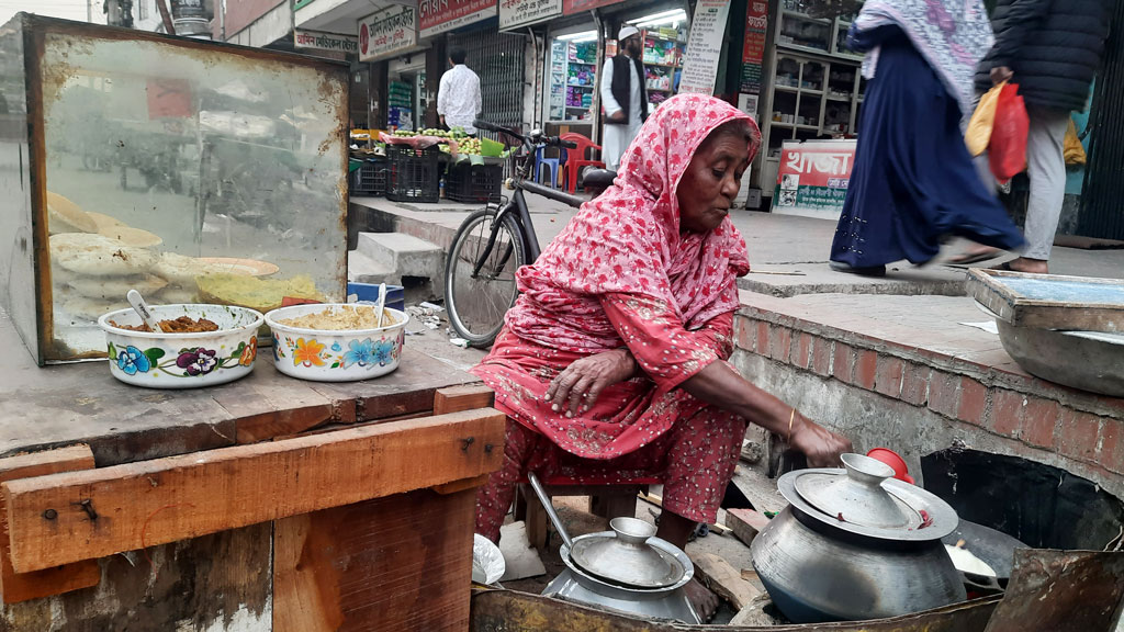 ‘শীত তো কাটাইতাছি একটা খ্যাতা গায় দিয়া’