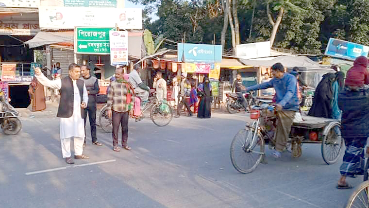 যানজট নিরসনে সড়কে টুঙ্গিপাড়ার মেয়র