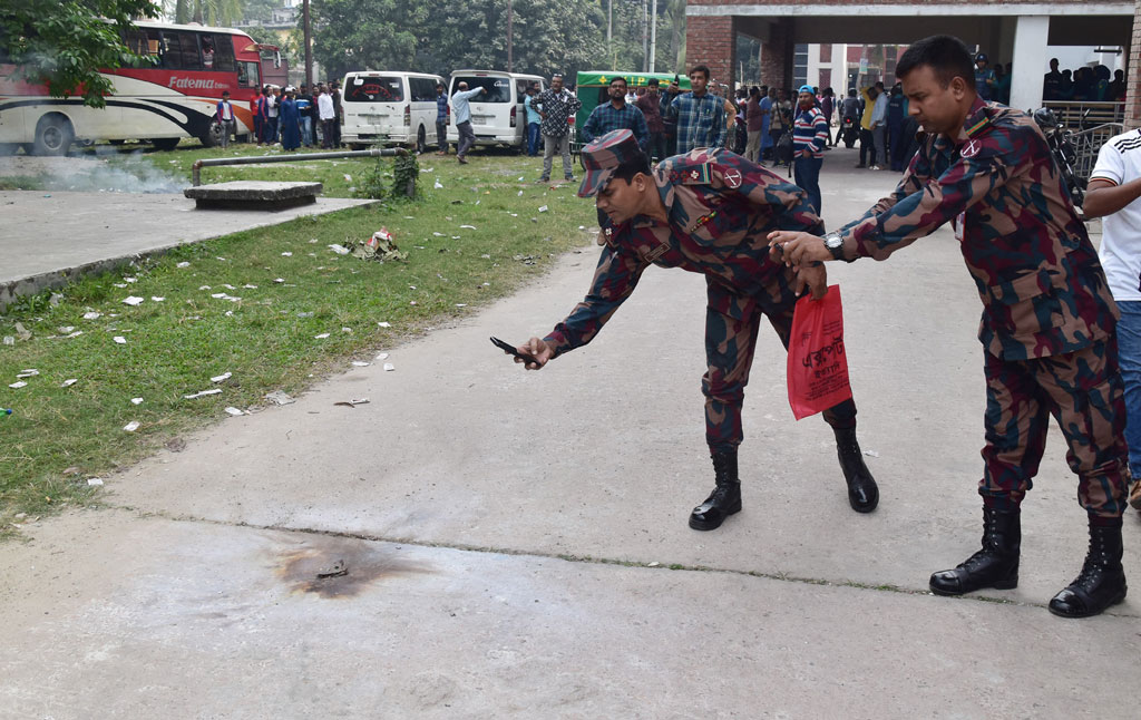 রাজশাহী চিফ জুডিশিয়াল ম্যাজিস্ট্রেট আদালতের সামনে পুলিশের গাড়ি লক্ষ্য করে বোমা হামলা করে পালিয়ে যায় দুর্বৃত্তরা। বেলা সোয়া ১১টা, আদালত চত্বর, রাজশাহী, ২৯ নভেম্বর ২০২৩। ছবি: মিলন শেখ।