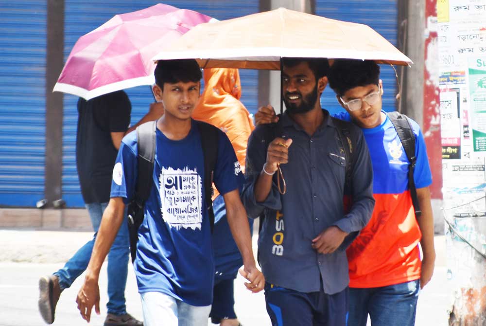 তীব্র খরায় পুড়ছে রাজশাহী। গরমে হাঁসফাঁস করছে মানুষ। বিশেষ করে তপ্ত দুপুরে ঘর থেকে বের হলে অস্তিত্ব বাড়ছে কয়েক গুণ। তবুও প্রয়োজনে ছুটতে হচ্ছে নগরবাসীকে। তাইতো বাড়ি থেকে কাজে বের হচ্ছেন ছাতা মাথায় দিয়ে। নগরীর মালোপাড়া এলাকা, রাজশাহী, ১ মে,২০২৪। ছবি: মিলন শেখ