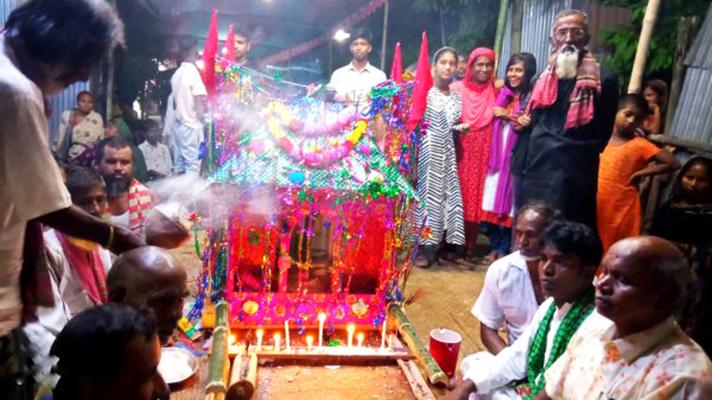 মানিকগঞ্জের ঐতিহ্যবাহী ভেলা ভাসানো উৎসব অনুষ্ঠিত হয়েছে। খাজা খোয়াজ খিজির (রঃ) এর বাৎসরিক অনুষ্ঠান উপলক্ষে প্রতিবছর এ উৎসব অনুষ্ঠিত হয়। গতকাল শুক্রবার সন্ধ্যার পর থেকে নানা আয়োজনের পর রাত ১২টার দিকে ভেলা নিয়ে বেউথা কালীগঙ্গা নদীতে ভাসিয়ে দেওয়া হয়।   পশ্চিম সেওতা এলাকা, মানিকগঞ্জ, ১৬ সেপ্টেম্বর ২০২৩। ছবি: আব্দুর রাজ্জাক