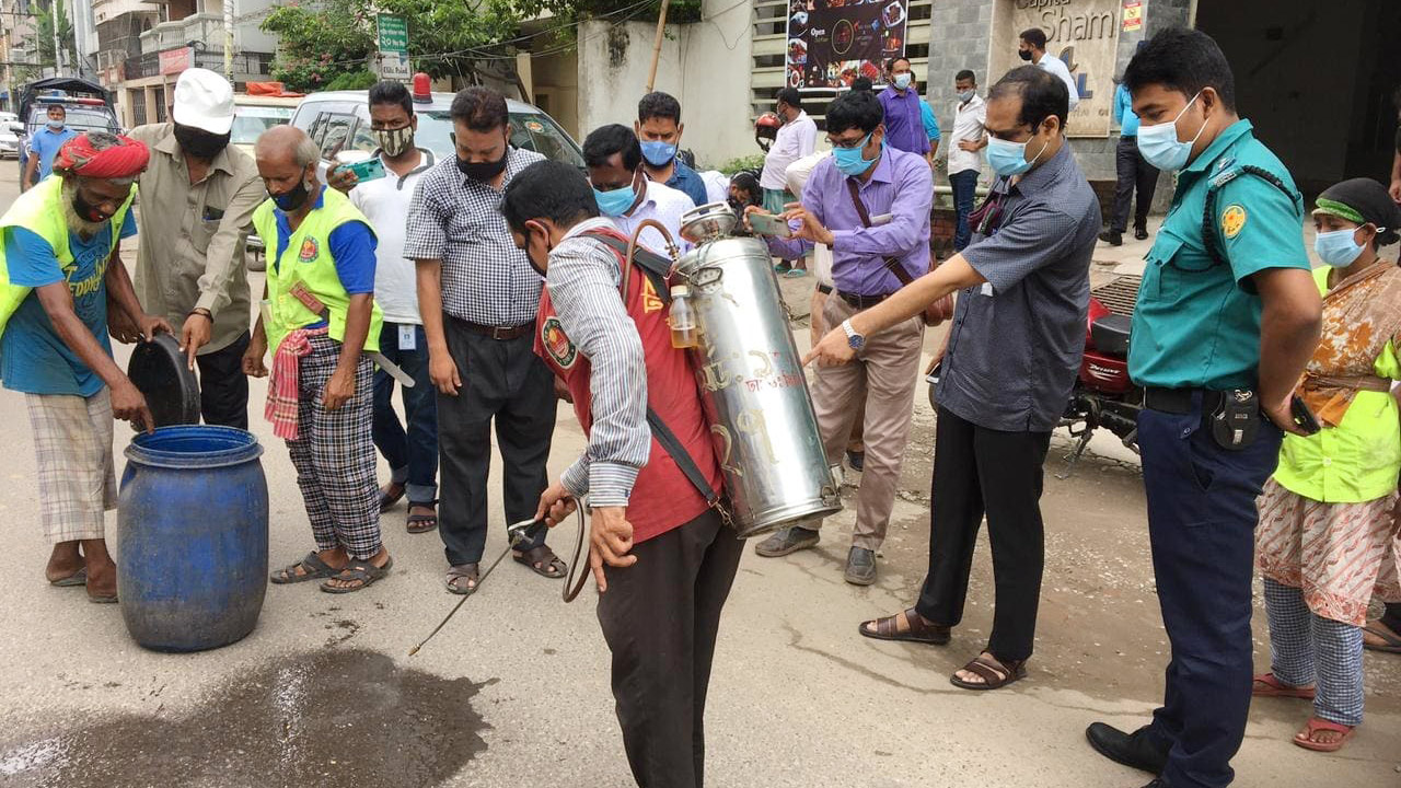 রাজধানীতে ডেঙ্গুর প্রকোপ: মশা মারতে এখনো হাত মকশো