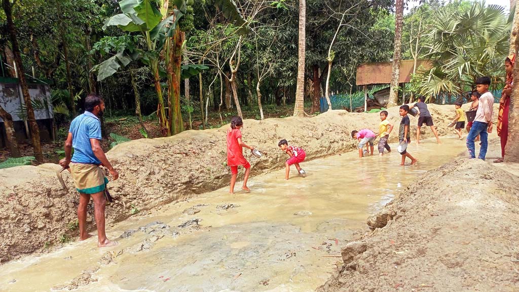 কেশবপুরে চার মাস ধরে খুঁড়ে রাখা কাঁচা রাস্তা পাকা হবে কবে